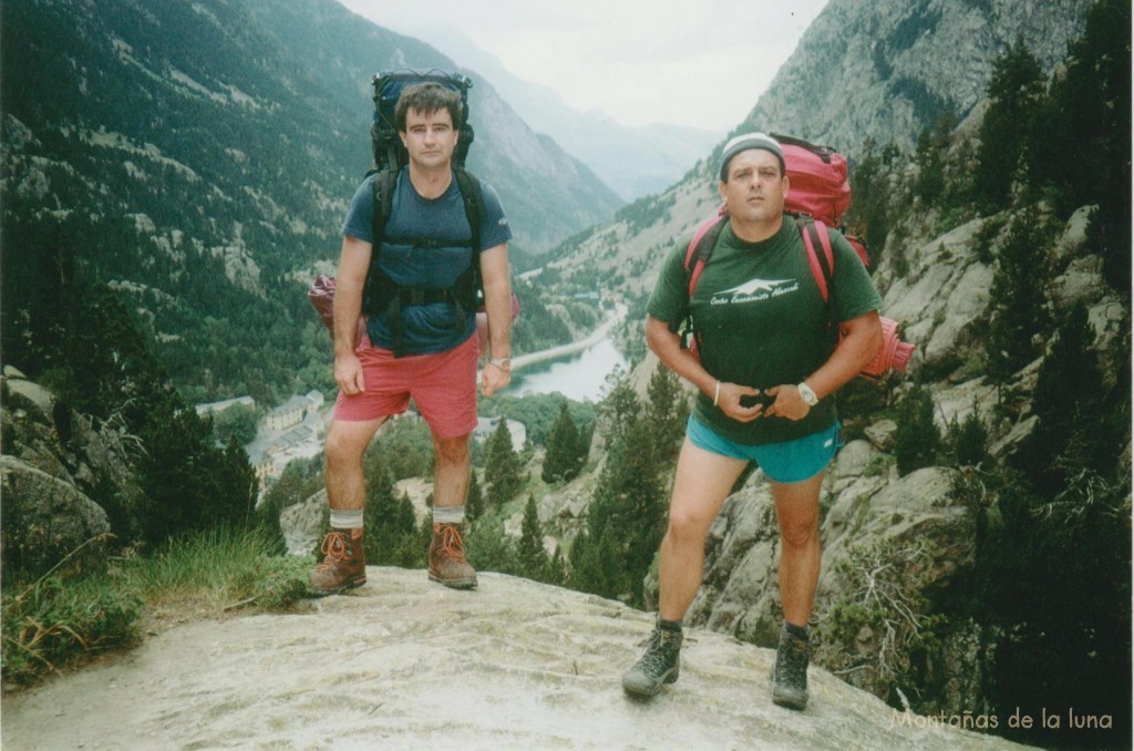 Joaquín y Paco subiendo a Bachimaña con el Valle de Panticosa detrás